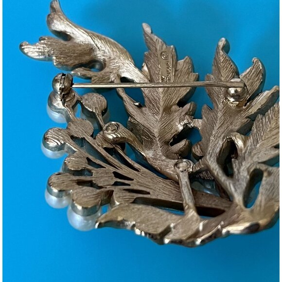 Vintage 1950s Trifari Gold Tone Faux Pearl Leaf Brooch Pin With Swirling Design - Picture 4 of 6